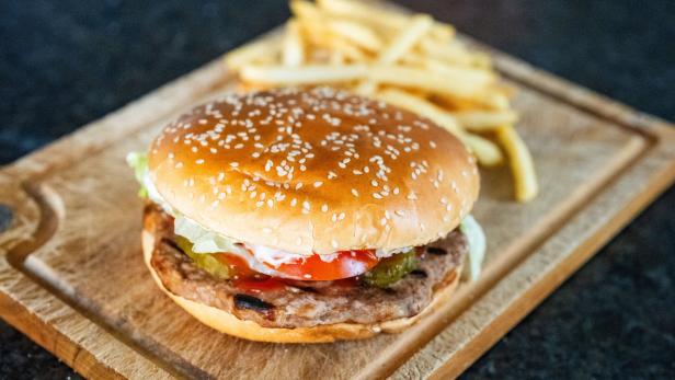 ++ THEMENBILD ++ VEGGIE-BURGER / VEGETARISCH / PFLANZLICH / FLEISCHLOS / VEGETARIER / ERNÄHRUNG