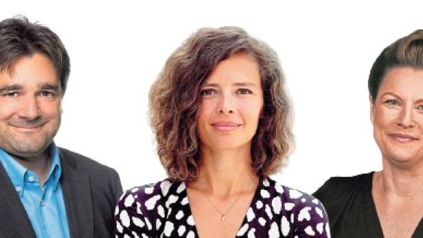 Drei lächelnde Personen vor weißem Hintergrund: links ein Mann, in der Mitte eine Frau mit lockigem Haar, rechts eine Frau mit Hochsteckfrisur.