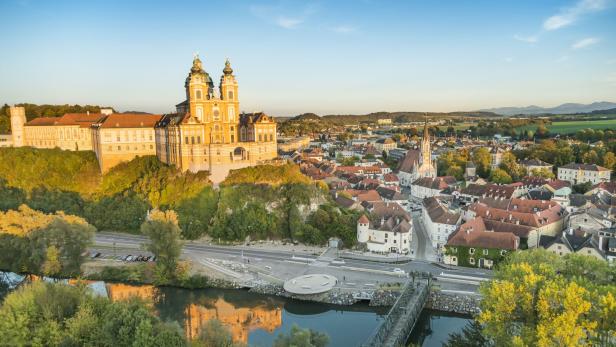Luftaufnahme von Melk mit Stift und Altstadt.