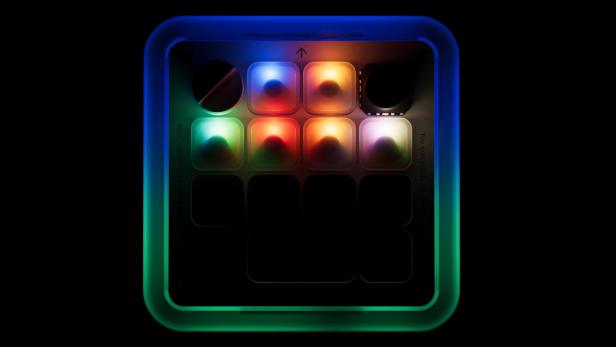 Leuchtendes quadratisches Keypad mit bunten Tasten auf schwarzem Hintergrund.