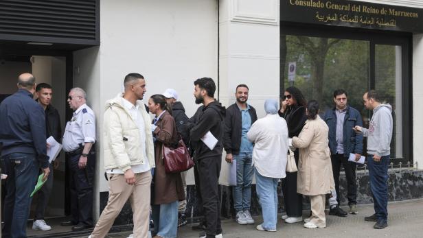 Spain begins accepting applications to regularize migrant status