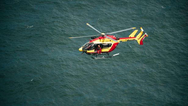 Rettungshubschrauber fliegt über einem See
