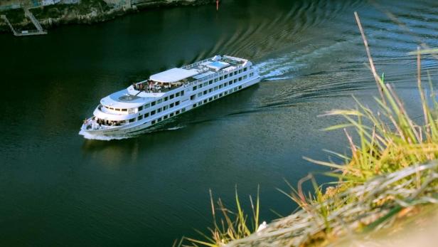 Kleineres Kreuzfahrtschiff auf einem Fluss
