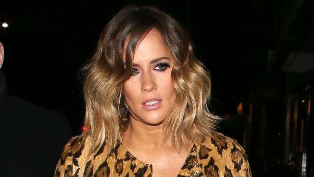 Caroline Flack mit blonden Haaren trägt eine Jacke mit Leo-Print-Muster