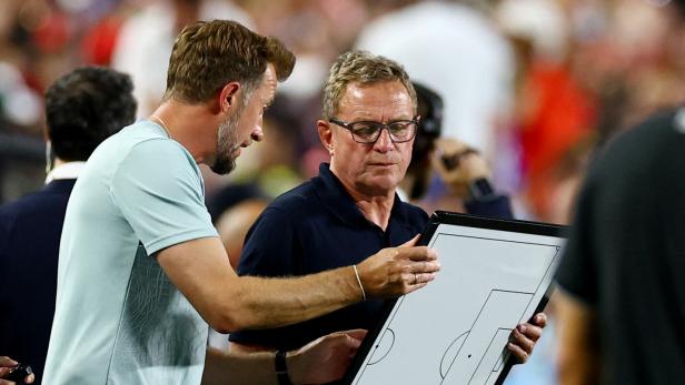 Lars Kornetka (l.) mit Teamchef Rangnick bei der Arbeit