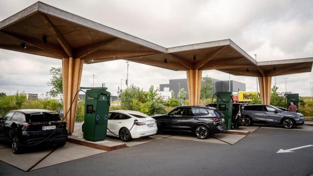 Elektroautos an einer Ladestation