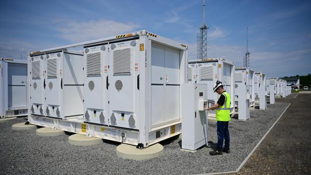 Große Batteriespeicher sollen dem Stromnetz nutzen und deshalb von Netzentgelten befreit werden.
