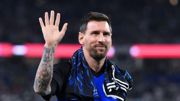 Lionel Messi winkt dem Publikum.