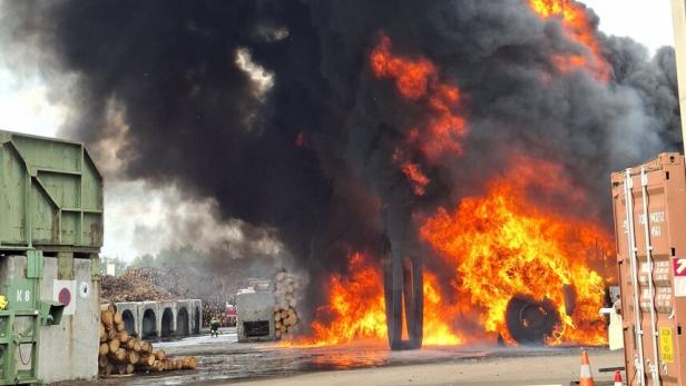 Mächtiger Brand in Sägewerk