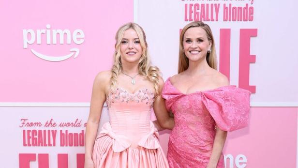 Lexi Minetree (25) und Reese Witherspoon (50) in rosa Kleidern bei der Premiere von Elle