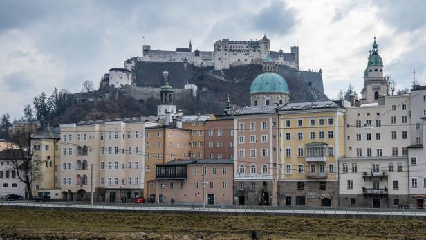 Salzburgs Altstadt mit bunten Häusern und der Festung Hohensalzburg auf dem Hügel über der Salzach.