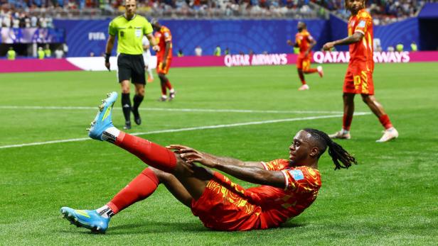 Der kongolesische Rechtsverteidiger Aaron Wan Bissacka liegt im Spiel gegen Usbekistan am Boden und richtet sich die Stutzen.