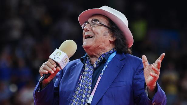 Der italienische Sänger Al Bano tritt mit einem Mikrofon der Paris 2024 Paralympics auf.