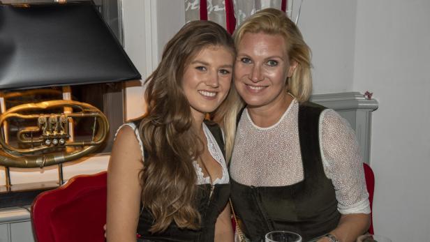 Magdalena Brzeska und ihre Tochter Caprice Peschel (links)