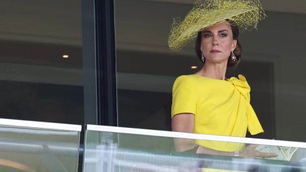 Prinzessin Kate trägt einen gelben Hut und ein gelbes Kleid