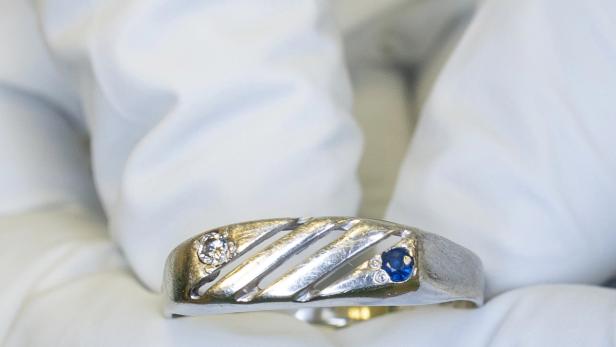 Ein weißgoldener Ring mit blauem und weißem Stein, den die norwegische Polizei zur Identifizierung des Toten von Mosken zeigt.