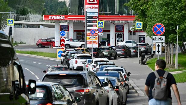 Lange Schlangen, leere Tankstellen: In ganz Moskau fehlt Benzin. 