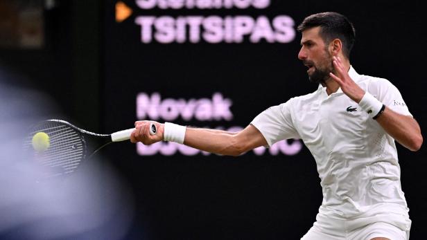 Novak Djokovic schlägt den Ball