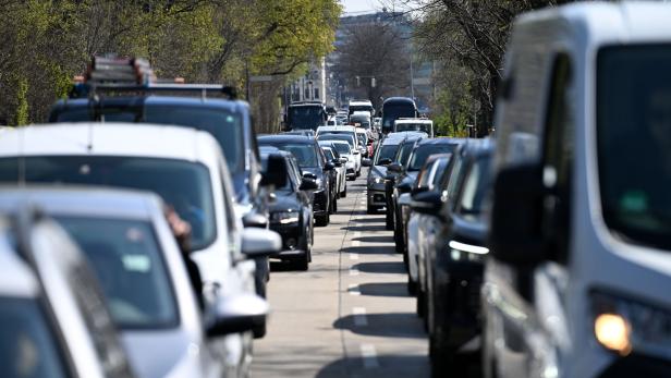 ++ THEMENBILD ++ VERKEHR / STAU / FAHRZEUGE / PKW / STADTVERKEHR / REISEVERKEHR / OSTERVERKEHR / SPRITVERBRAUCH / BENZINPREISE / VERKEHRSAUFKOMMEN
