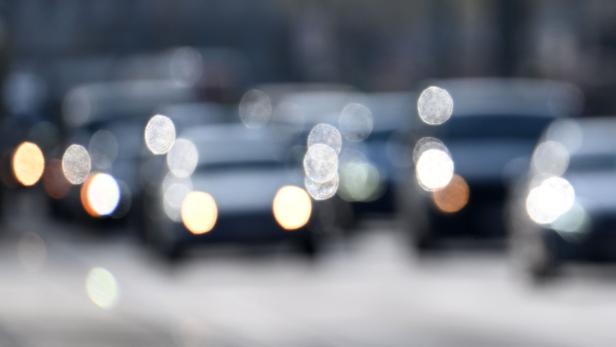 ++ THEMENBILD ++ VERKEHR / STAU / FAHRZEUGE / PKW / STADTVERKEHR / REISEVERKEHR / OSTERVERKEHR / SPRITVERBRAUCH / BENZINPREISE / VERKEHRSAUFKOMMEN