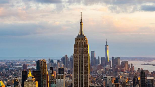 Das Empire State Building ragt über die Skyline von New York.