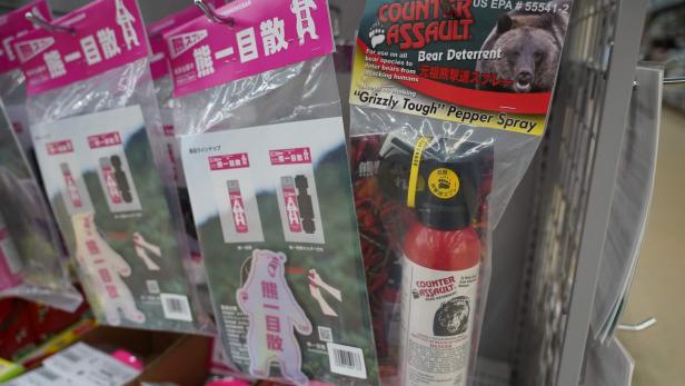 Verpackte Bärensprays hängen an einem Verkaufsdisplay.