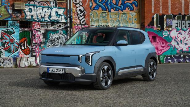 Kia EV2 Klein-SUV vor Hauswand mit Graffiti.