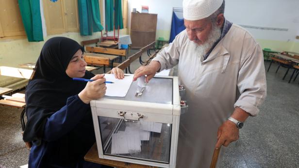 Algerians vote in parliamentary elections