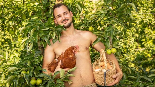 Mann mit Huhn und Eierkorb