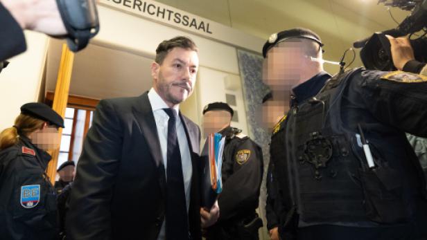 Benko vor Gerichtssaal