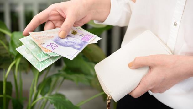 Woman paying with swedish money (new kind)