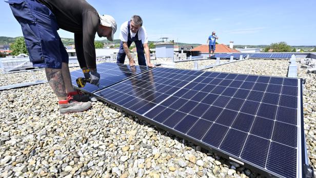 ++ THEMENBILD ++ PHOTOVOLTAIKANLAGE / PV-ANLAGE / PHOTOVOLTAIKMODULE / SOLARPANELE / SOLARENERGIE / ENERGIE / STROM