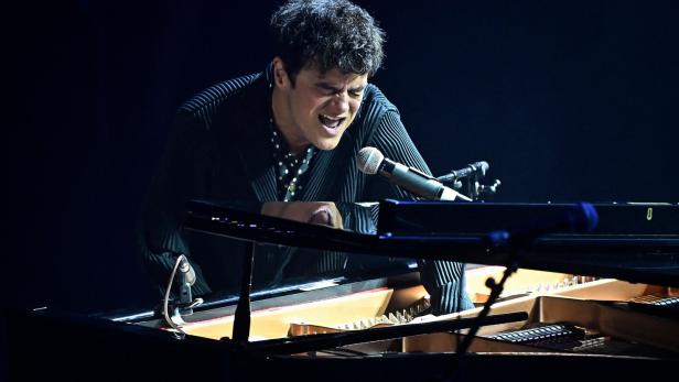 Jamie Cullum singt leidenschaftlich am Flügel ins Mikrofon.