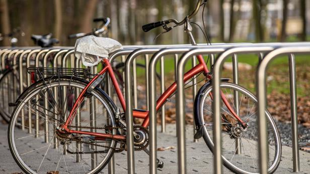 Fahrrad auf Abstelllplatz