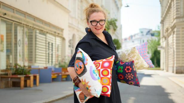 Katharina Hajos mit Vintage Pillows