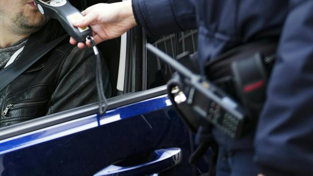 ++ THEMENBILD ++ "POLIZEI" : ALKOHOLMESSGERÄT