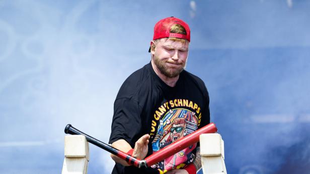 Rapper Finch mit roter Kappe und schwarzem T-Shirt