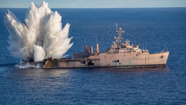 Die USS Juneau wird bei der SINKEX-Übung von einer gewaltigen Explosion am Heck getroffen.