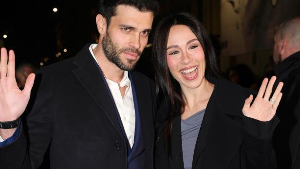 Goffredo Cerza und Aurora Ramazzotti winken in die Kamera