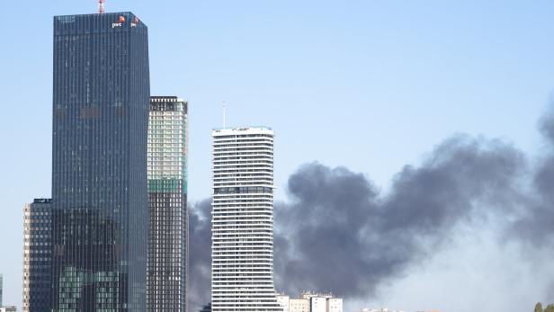 LAGERHALLE IN WIEN IN BRAND - TANGENTE GESPERRT