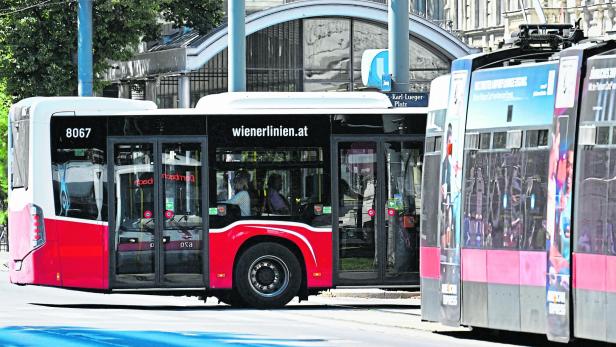 ++ THEMENBILD ++ STRASSENBAH / AUTOBUS / BUS / WIENER LINIEN / VERKEHR / ÖFFENTLICHE VERKEHRSMITTEL