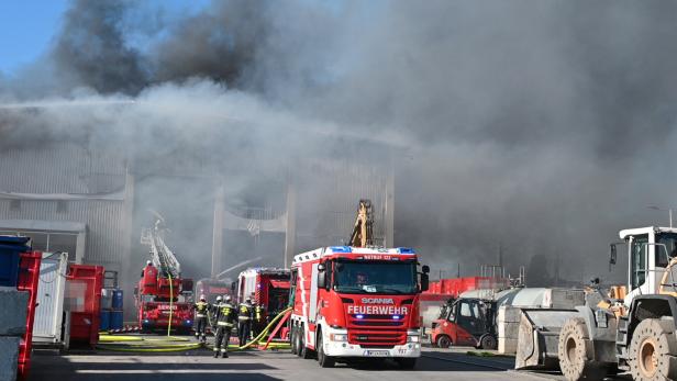 ++ HANDOUT ++ BRAND EINER MÜLLHALLE IN WIEN - TANGENTE WEITERHIN GESPERRT