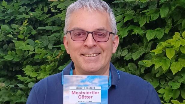 Helmut Scharner mit Buch Mostviertler Götter  