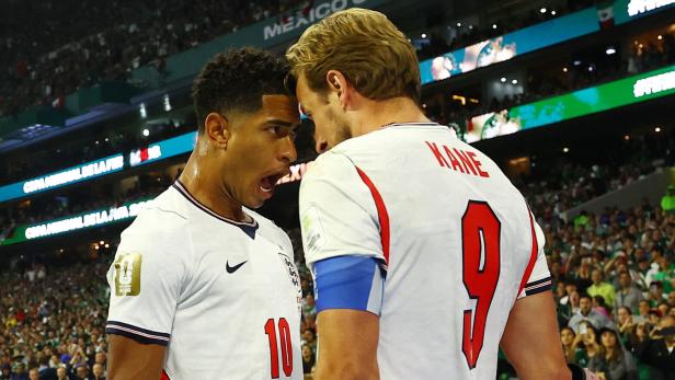 Jude Bellingham jubelt im Aztekenstadion mit Harry Kane