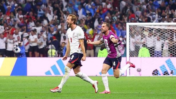Jordan Henderson (re.) jubelt nach dem Spiel mit Harry Kane