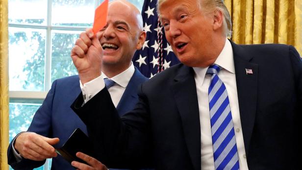 Donald Trump mit einer Roten Karte in der Hand und Gianni Infantino