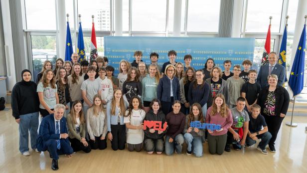 Die Schulklasse des BG/BRG Neunkirchen steht als Gruppe im Landhaus in St. Pölten.
