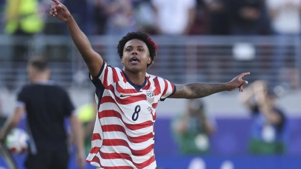 FOI-SOC-SPO-WCS-USA-V-BOSNIA-AND-HERZEGOVINA:-ROUND-OF-32-FIFA