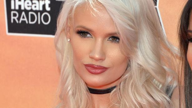 Lauren Bennett mit blonden Haaren