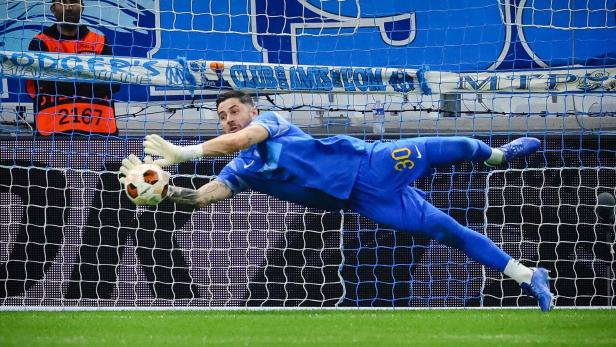 Tormann Cican Stankovic hält einen Ball